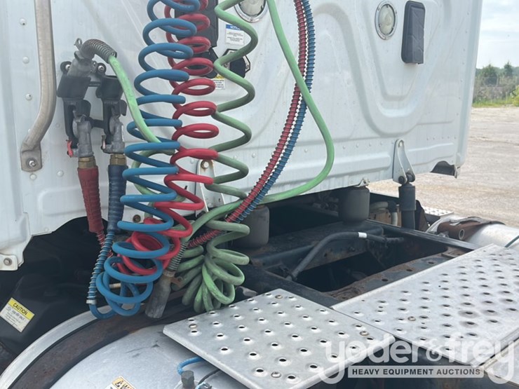 2017-freightliner-cascadia-113-image-28