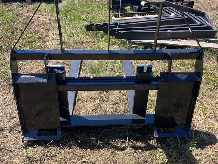 agt-skid-steer-pallet-forks.-image-2