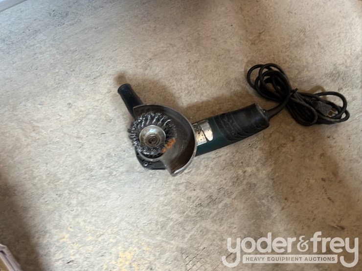 metabo-electric-angle-grinder-image-1