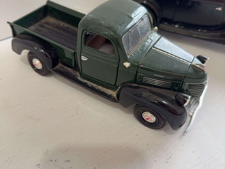 coca-cola-delivery-truck,-wooden-constitutional-casualty-truck,-2-classic-trucks,-1-classic-car-image-5