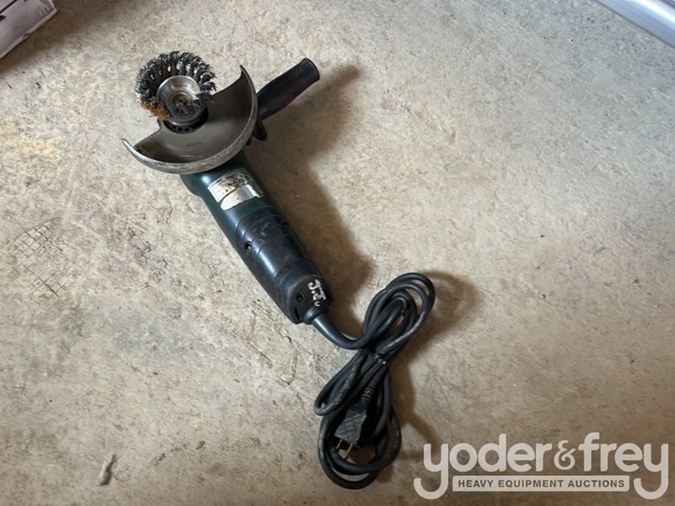 metabo-electric-angle-grinder-image-2