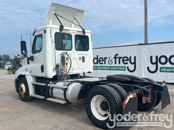 2017-freightliner-cascadia-113-image-3