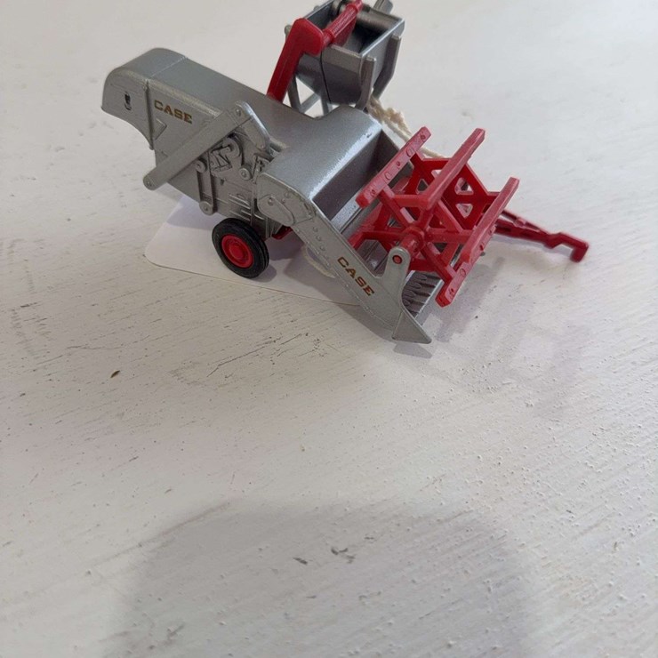 ERTL Case pull type combine, 1/64 scale