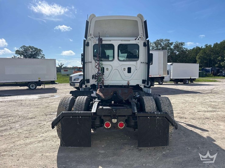2014-freightliner-cascadia-113-image-31