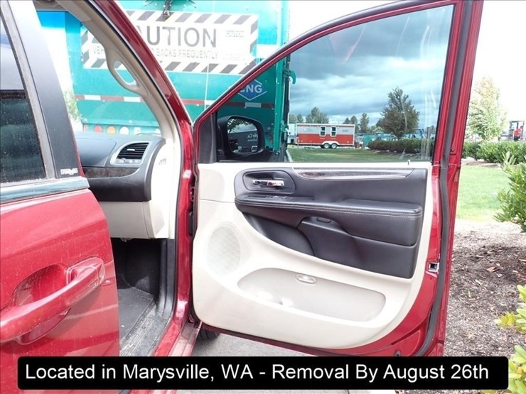 2014-chrysler-town-&-country-image-2