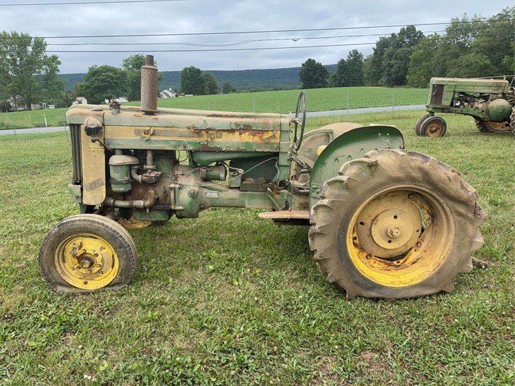 john-deere-320-image-2