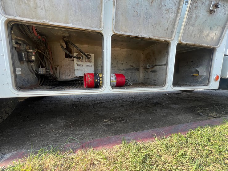 2018-peterbilt-348-image-15