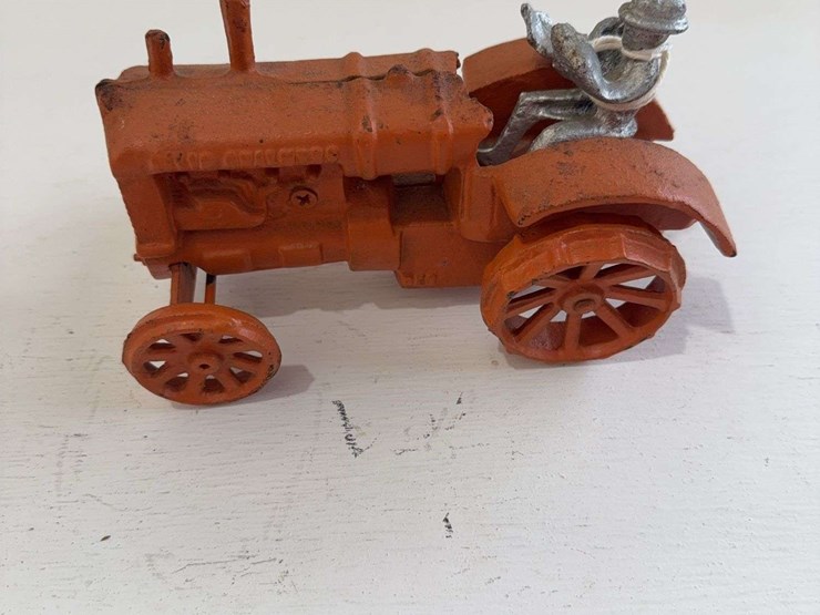 allis-chalmers-cast-iron-toy-tractor,-1/16-scale,-figurine-is-broke-image-2