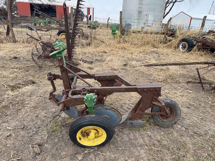 john-deere-three-point-two-bottom-plow-image-2