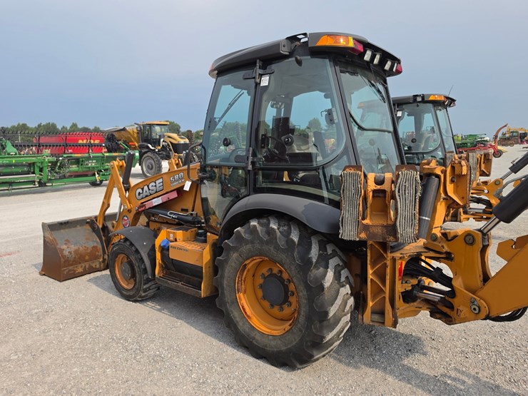 2015-case-580sn-image-15