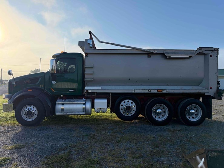 2016-peterbilt-567-image-4