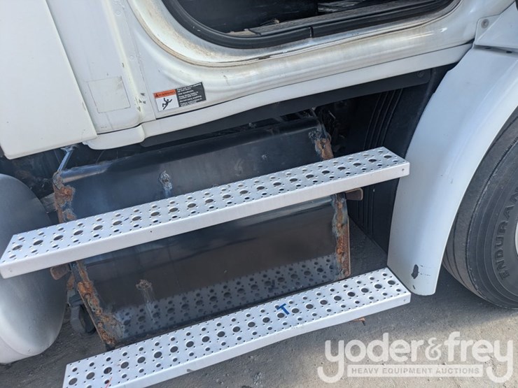2018-freightliner-cascadia-113-image-40