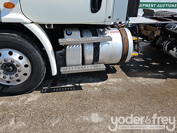 2017-freightliner-cascadia-113-image-7