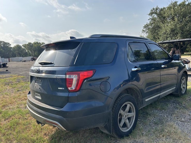 2016-ford-explorer-xlt-image-4