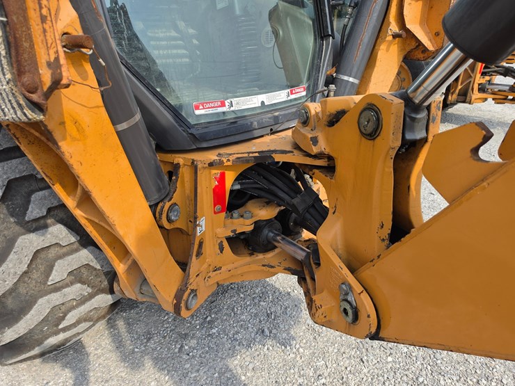 2015-case-580sn-image-17