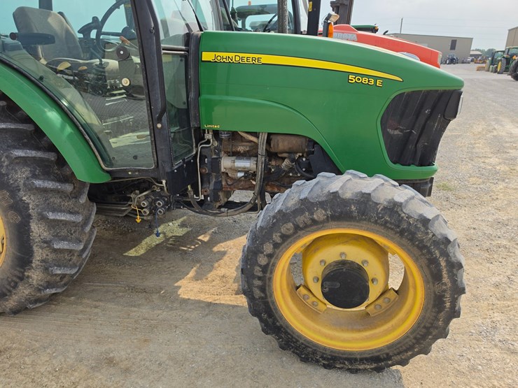 2010-john-deere-5083e-image-19