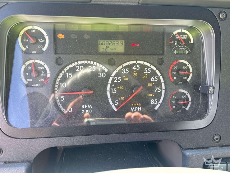 2014-freightliner-cascadia-113-image-13