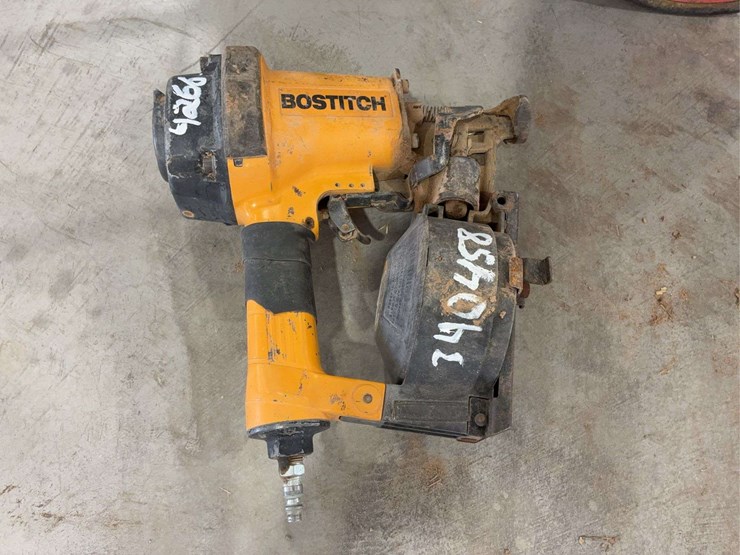 montgomery-ward-electric-air-compressor-and-bostitch-air-nailer-image-4