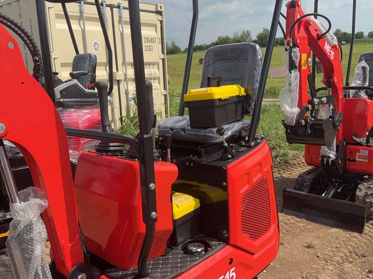 me15-mini-excavator-image-2