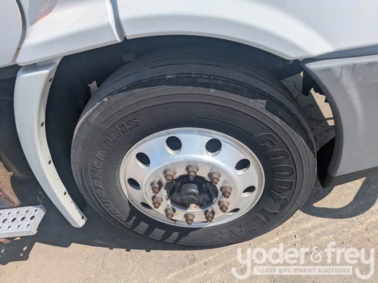 2018-freightliner-cascadia-113-image-13