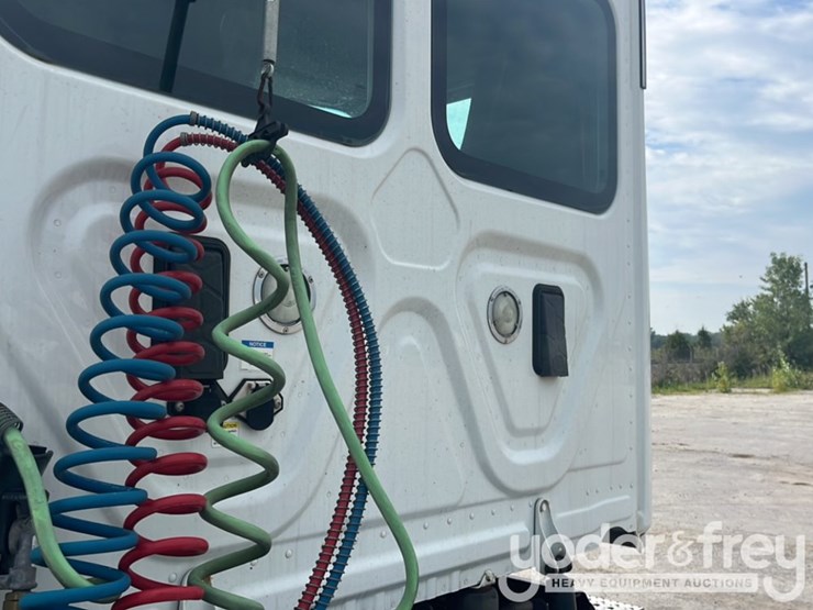 2017-freightliner-cascadia-113-image-29