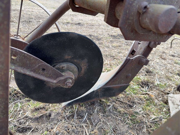 john-deere-pull-type-two-bottom-plow-image-17