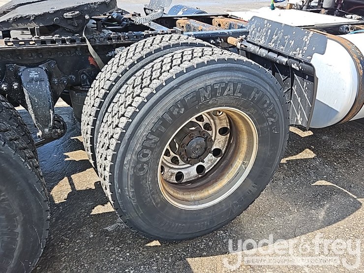 2017-freightliner-cascadia-113-image-17
