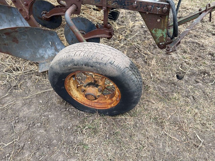 john-deere-pull-type-three-bottom-plow.-image-12