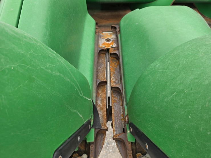 2010-john-deere-608c-image-12