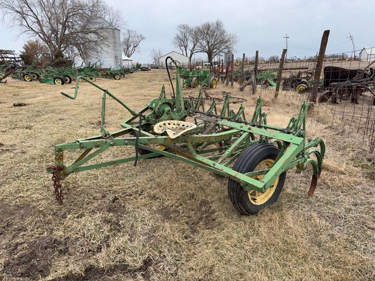 john-deere-chisel-plow-image-1