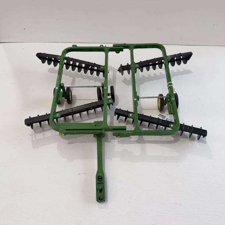 John Deere disk, 1/16 scale, plastic blades