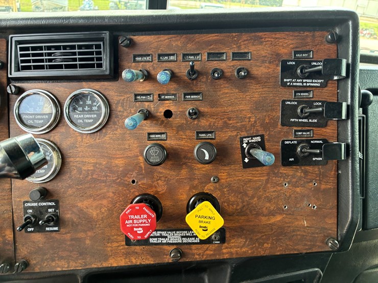2000-peterbilt-378-image-12