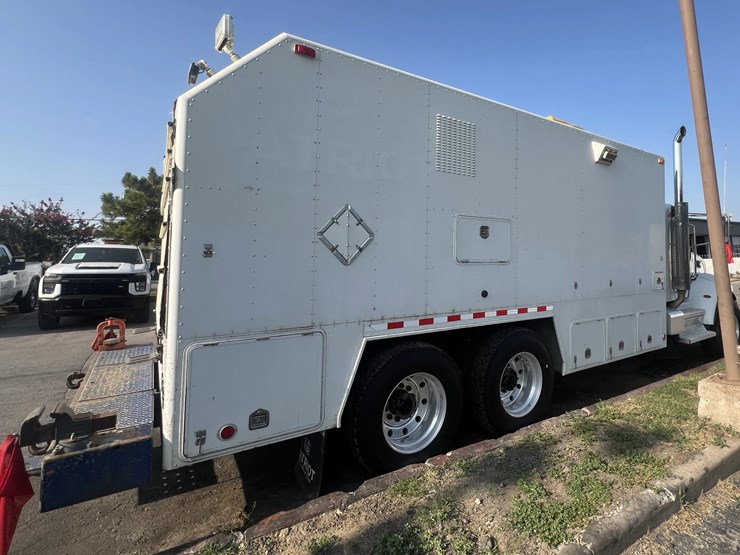 2018-peterbilt-348-image-2