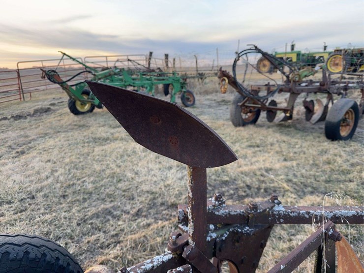 john-deere-pull-type-three-bottom-plow-image-25