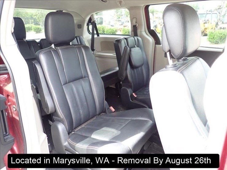 2014-chrysler-town-&-country-image-23