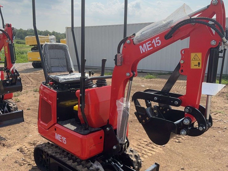 me15-mini-excavator-image-4