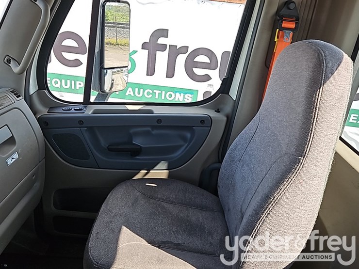 2017-freightliner-cascadia-113-image-32