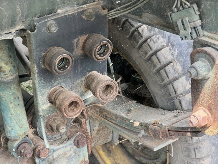 2020-john-deere-gator-image-18