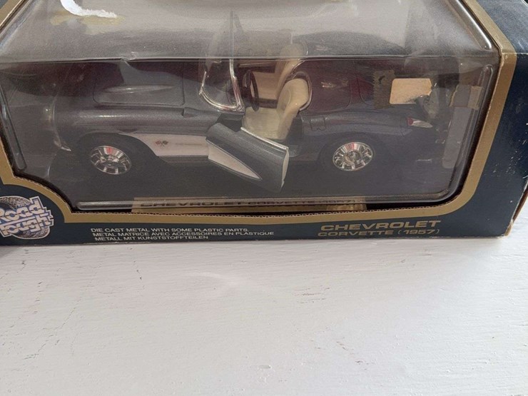 2-classic-cars-1/18-scale,-die-cast-metal-image-3
