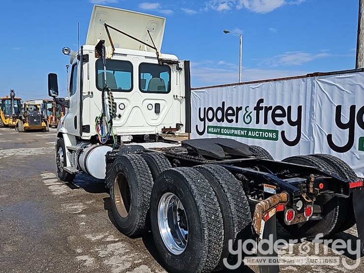 2017-freightliner-cascadia-113-image-3
