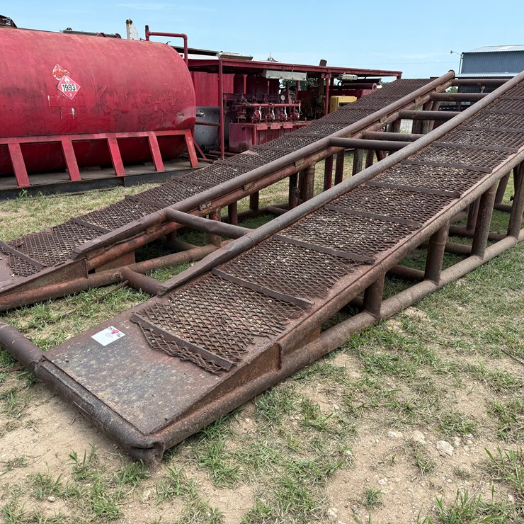 23’L x 9.5’W x 5.9’H HEAVY DUTY RIG / TRUCK RAMP, SKIDDED