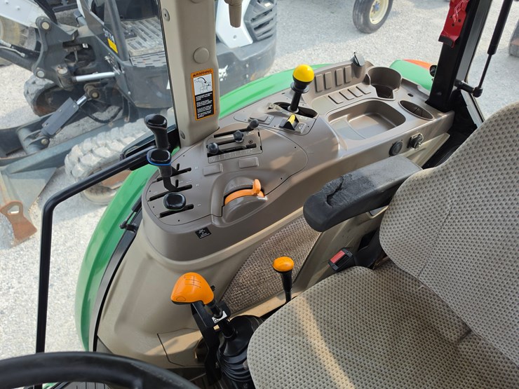 2016-john-deere-5085m-image-8