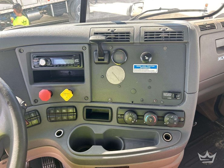 2014-freightliner-cascadia-113-image-14