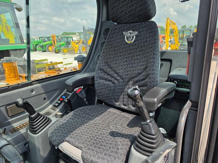 2018-case-cx57c-image-9
