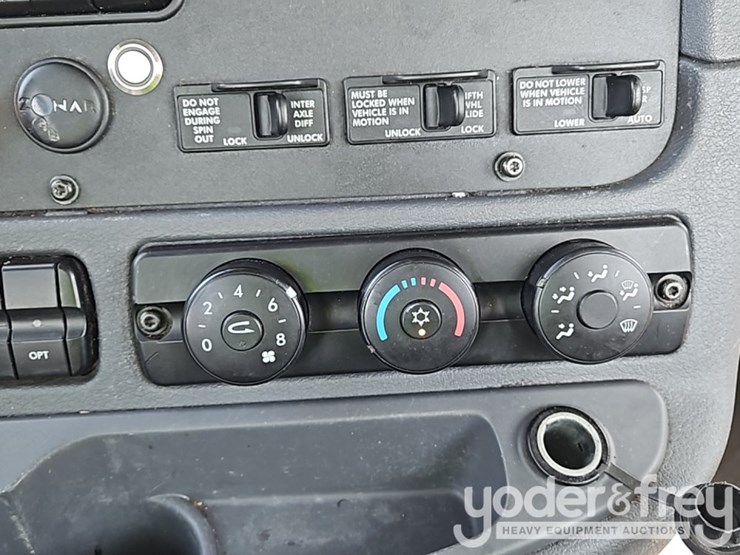 2017-freightliner-cascadia-113-image-35