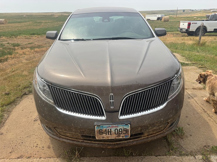 2015-lincoln-mks-sedan-image-2