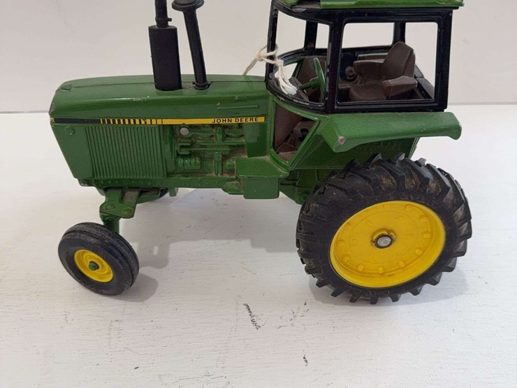 john-deere-toy-tractor,-die-cast-metal,-1/16-scale-image-1