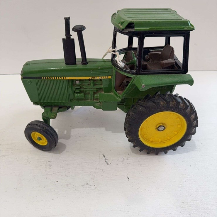 John Deere toy tractor, die-cast metal, 1/16 scale