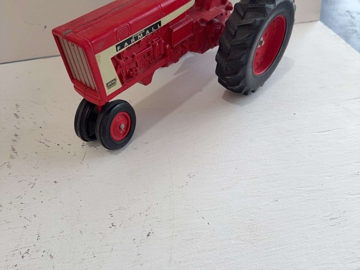 scale-models-mccormick-farmall-806-toy-tractor,-die-cast-metal,-1/16-scale-image-2