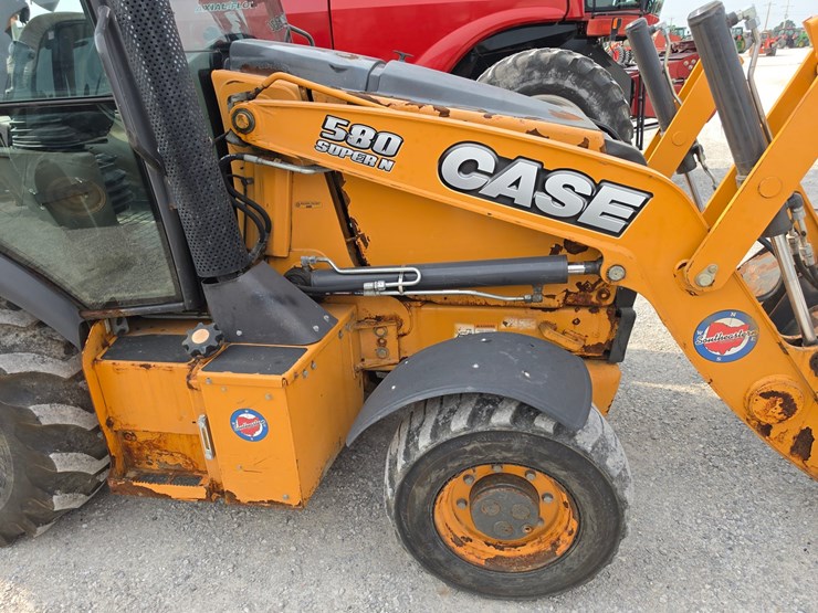 2015-case-580sn-image-24